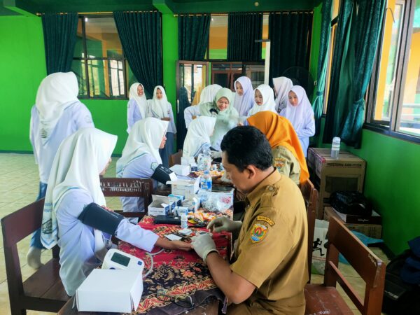 Sinergi Sehat : Puskesmas Purwodadi 1 Gelar Pemeriksaan Kesehatan Berkala bagi Murid Kelas X MA Manba'ul A'laa